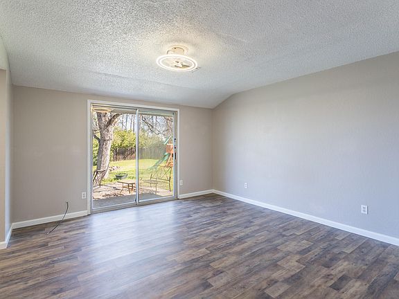4th image of 3416 Summit Dr