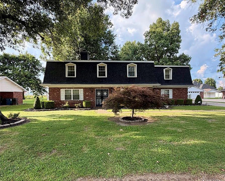 1st image of 200 Clover Ln
