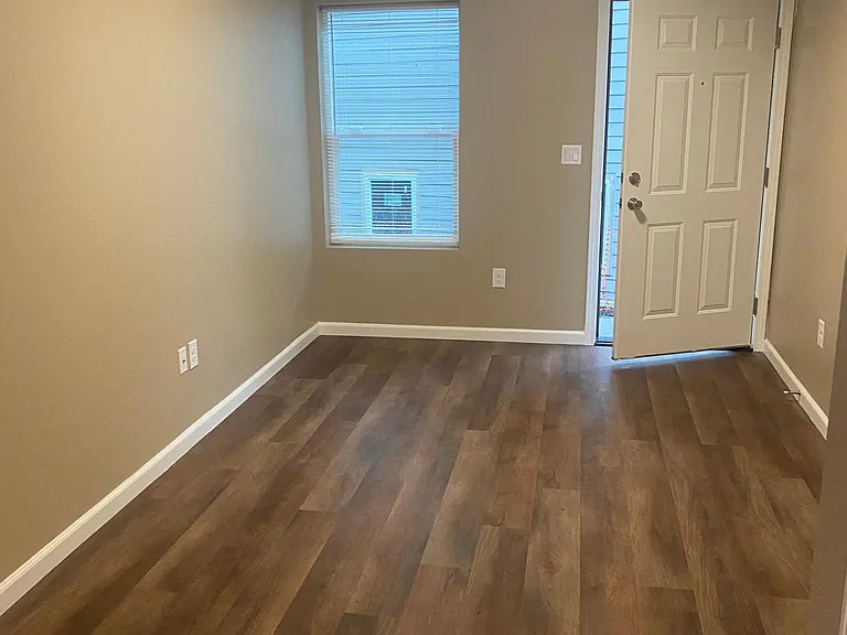 636 Hansen St SE #B — Photo 5