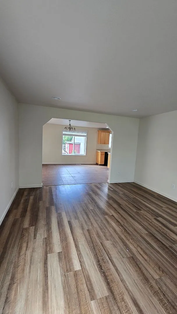Coming Soon Mid November Recently Refinished Airway Heights 5 Bedroom Home — Photo 4