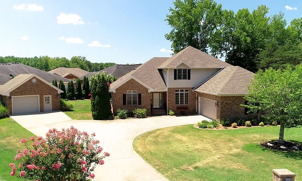 1st image of 610 S Crestwood Dr