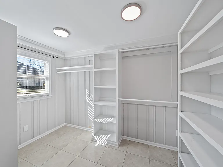 573 Alexander St — Photo 14