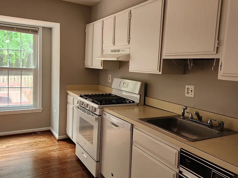 4752 Gainsborough Dr — Photo 6