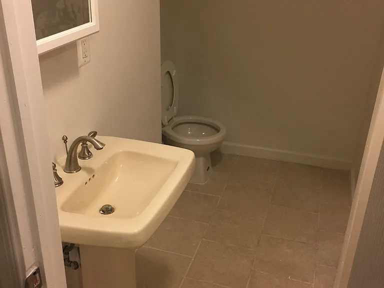 Full bathroom Lower floor