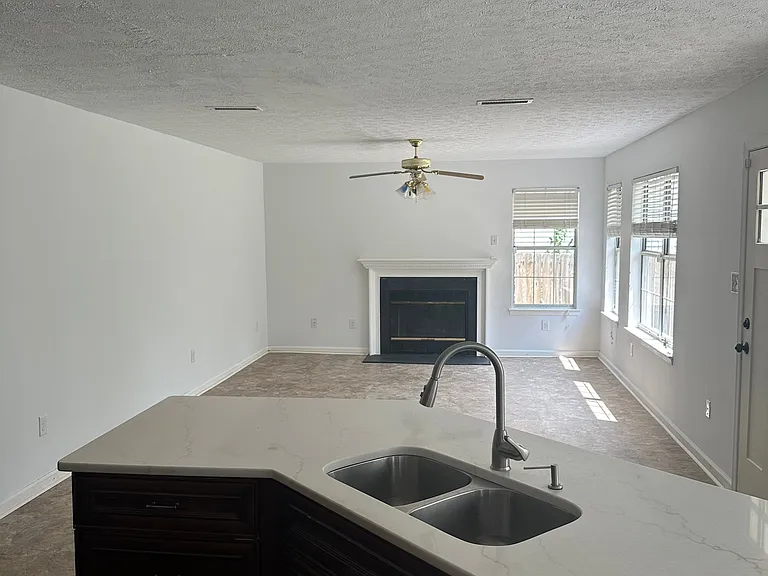 824 Thimbleby Dr — Photo 4