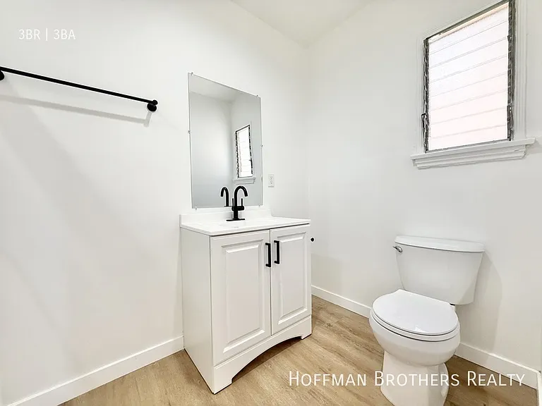 334 N Gardner St — Photo 15