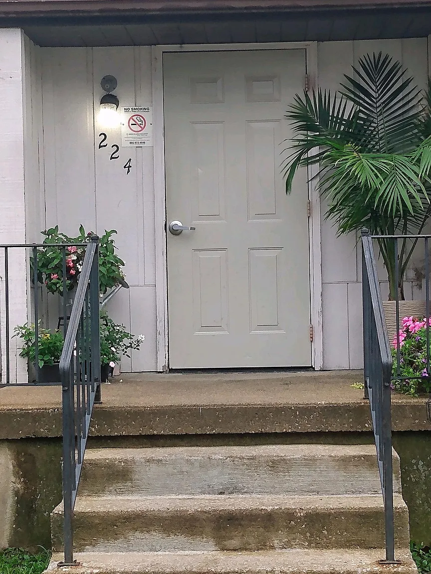 224 Laura St #4 photo 1