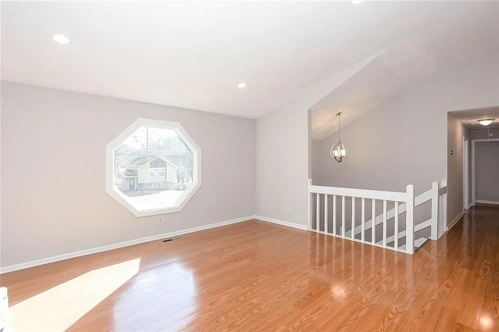4 bed, 2.0 bath, 2128 sqft, $2,350 — Photo 4