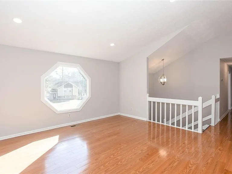 4049 Leicester Dr NE — Photo 4