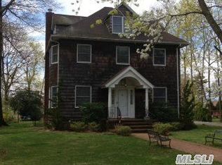 134 Maple St, Great Neck, NY 11023