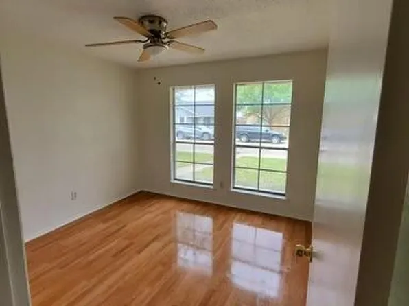 2210 Greenvalley Dr, Carrollton, TX 75007