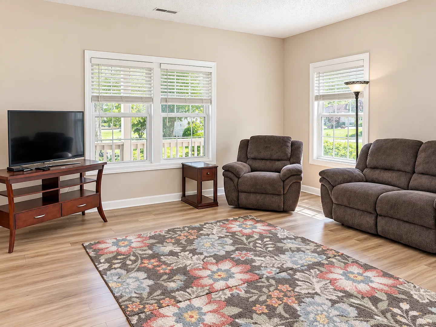 Spacious Furnished 4BR/3BA Garage + Fenced Yard — Photo 3