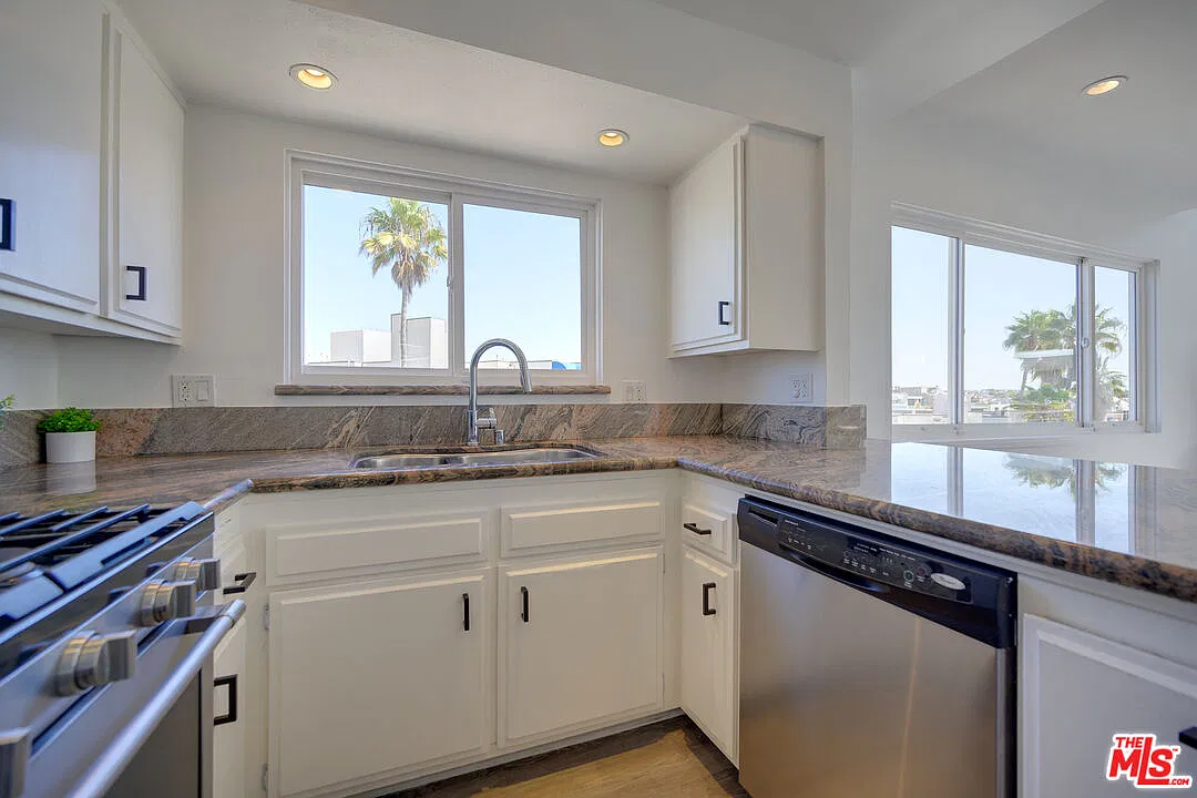 2 bed, 3.0 bath, 1582 sqft, $7,500 — Photo 3