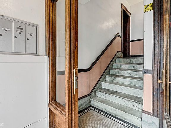 2nd image of 1540 W Rosemont Ave #3W