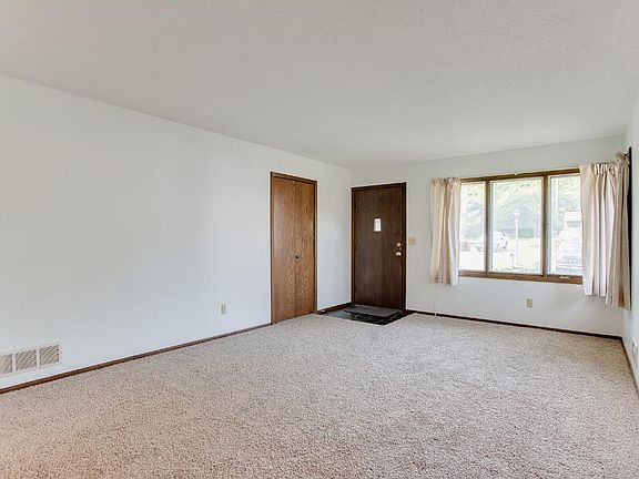 4th image of 484 Banfil St