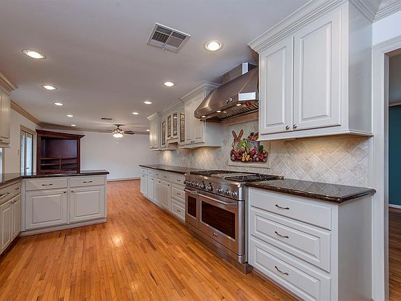 Beautifully appointed kitchen, open to den.