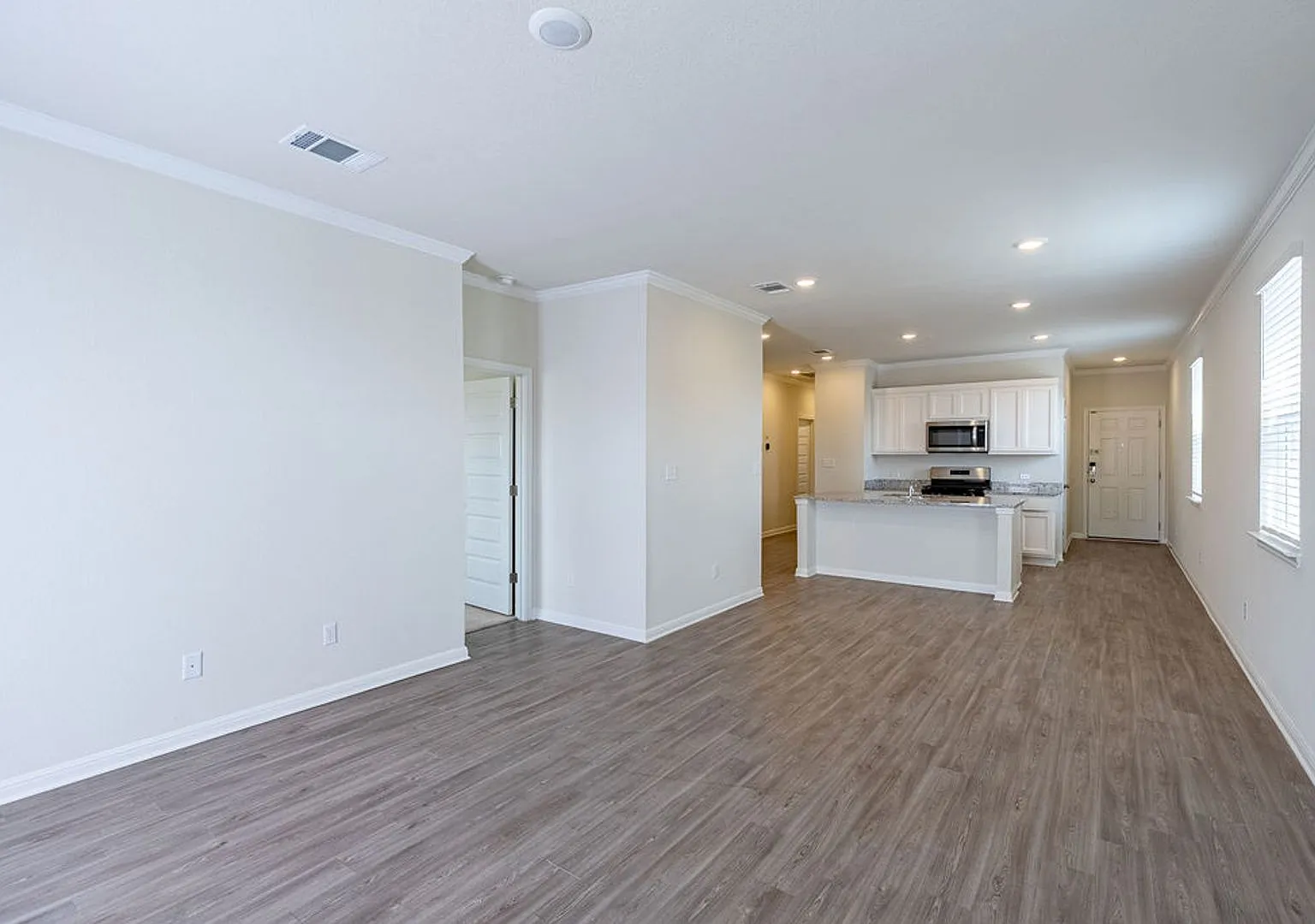 Beautiful 4 bedroom, 2 bathroom home in Buda — Photo 3