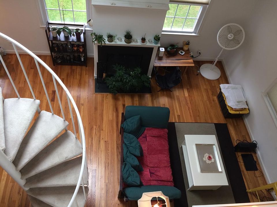 Spacious high ceiling living & dining room