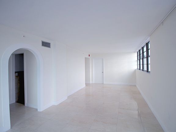 4th image of 6820 Indian Creek Dr