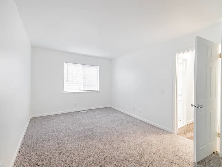 Knollwood Village Apartments — Photo 19