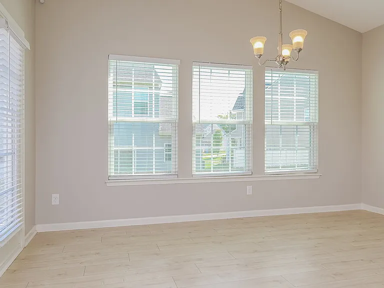 2212 Ambergate Dr — Photo 5