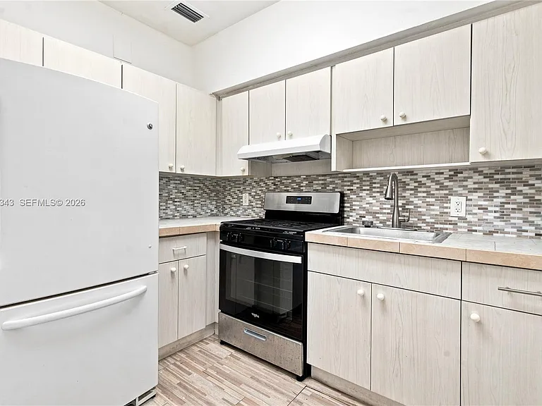 2920 SW 38th Ct — Photo 3