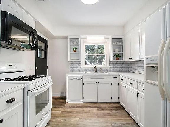 5th image of 902 Sibley St NW