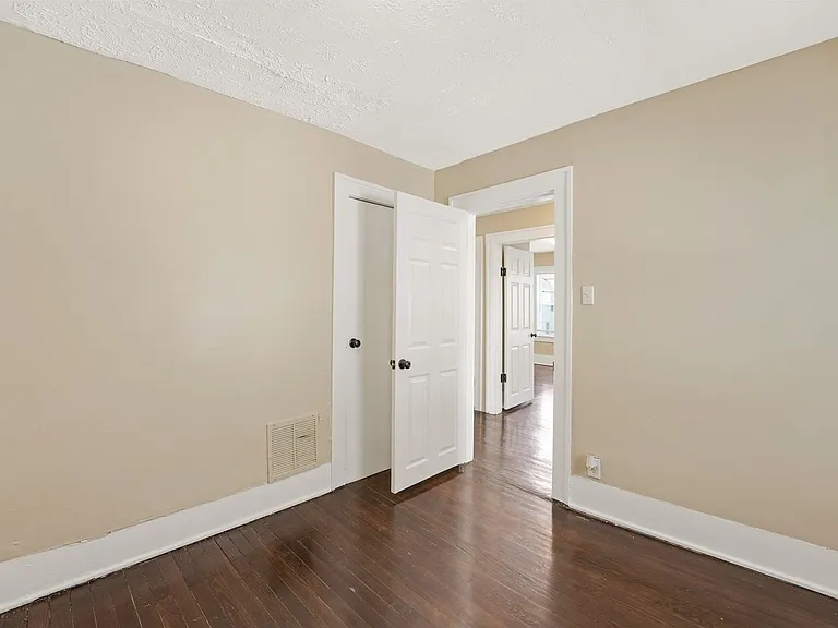 172 S Richardson Ave — Photo 6