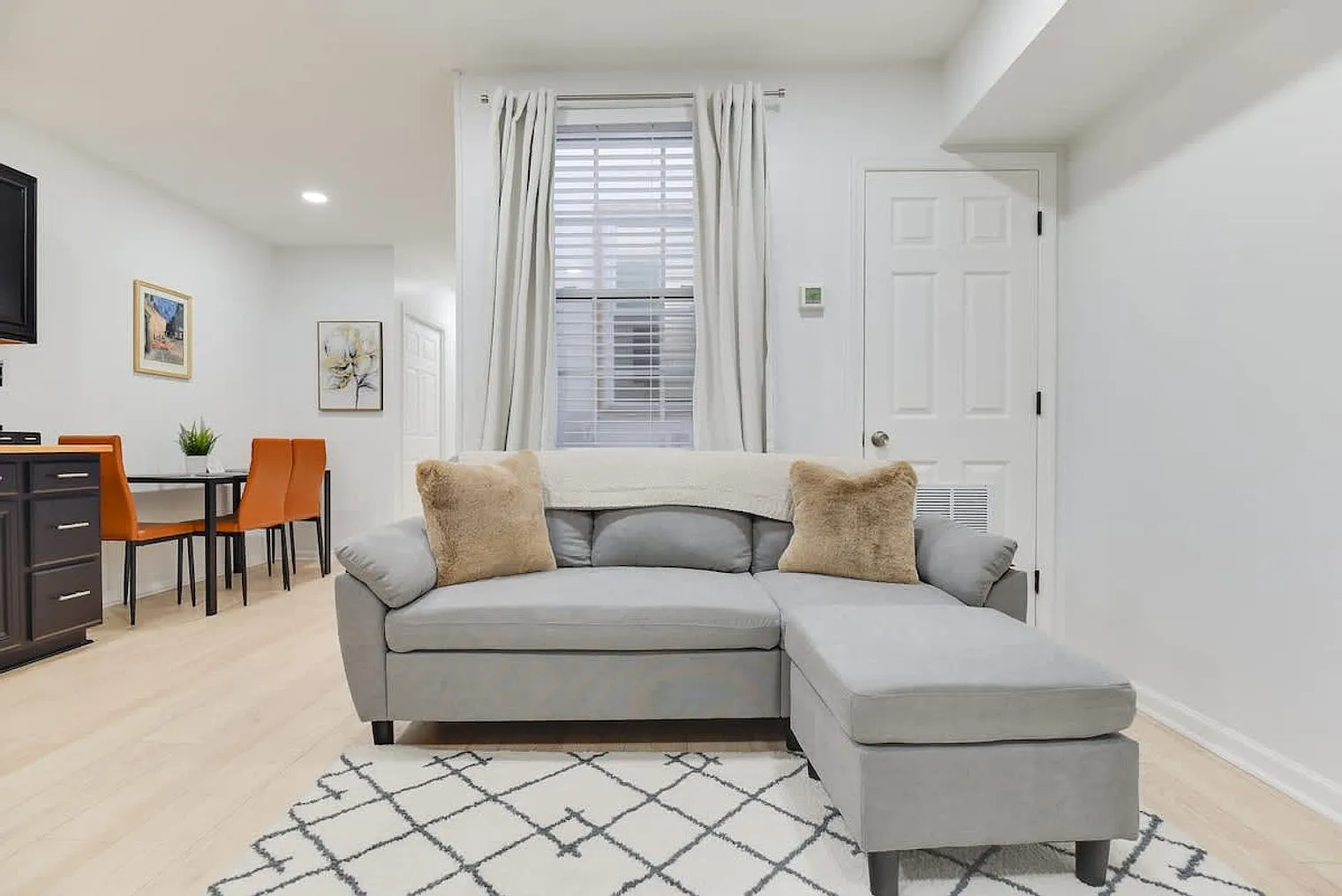 6 bed, 4.0 bath, 5597 sqft, $16,472 — Photo 2