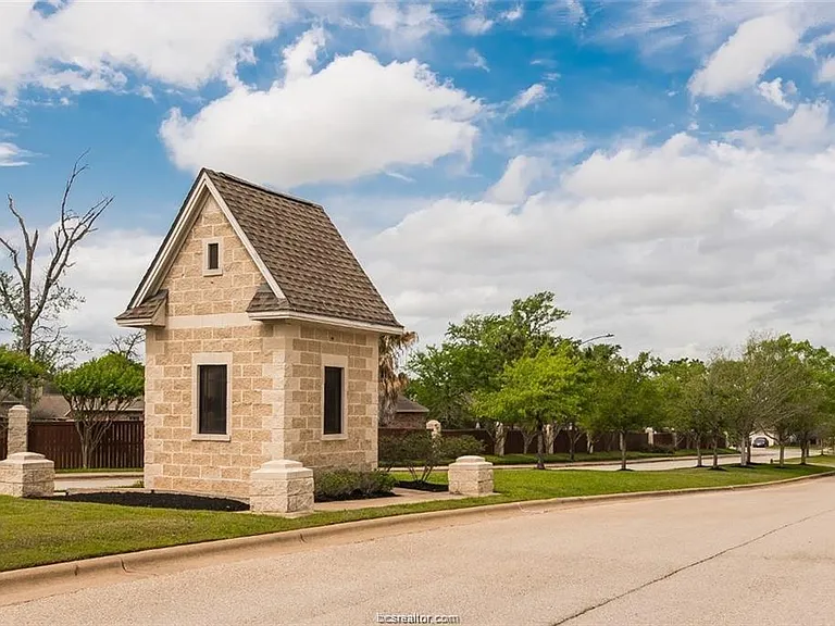 305 Stone Chase Ct — Photo 22