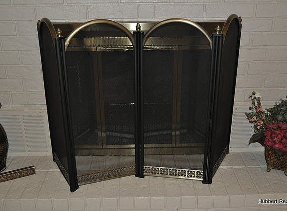 Here\&#039;s a close up of the fireplace and gas log