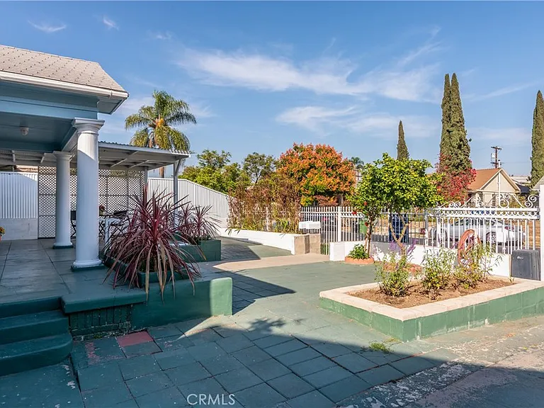 1125 N Heliotrope Dr — Photo 27
