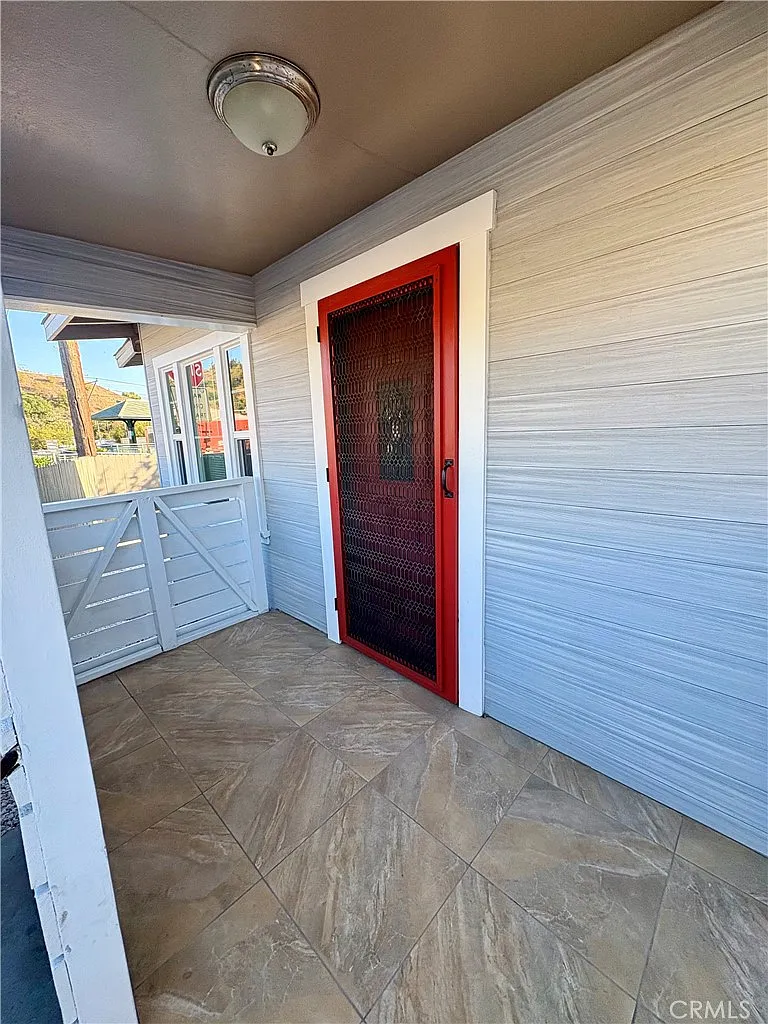 2 bed, 700 sqft, $2,700 — Photo 1