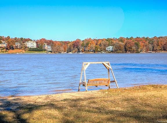 3rd image of 3352 Lake Wylie Dr
