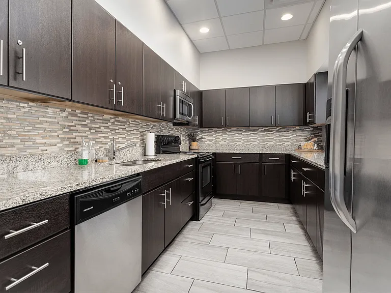 42 West Apartments — Photo 21