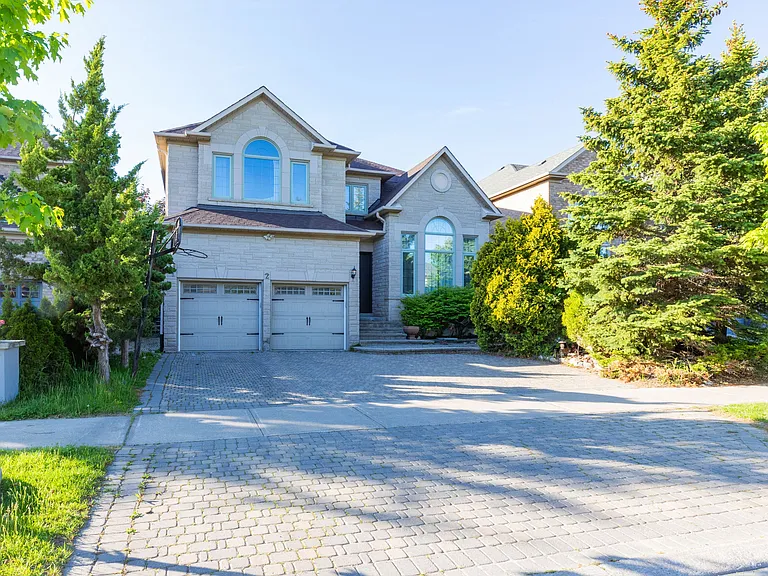 2 Farnham Dr — Photo 1
