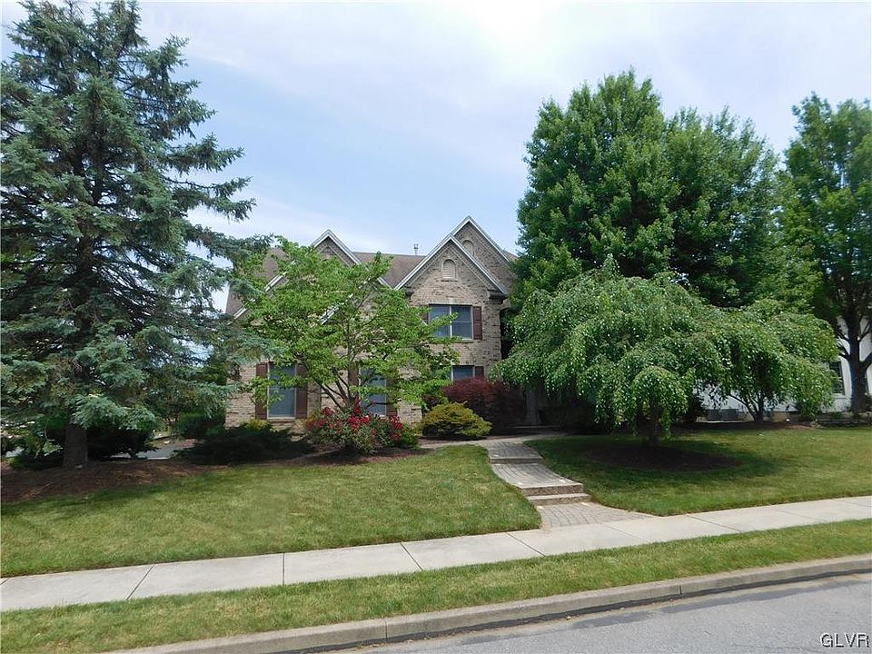 1st image of 10 Surrey Dr