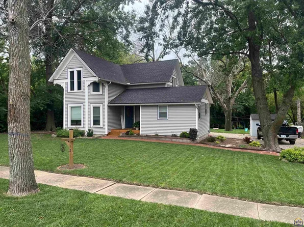112 W 2nd St, Hoyt, KS 66440