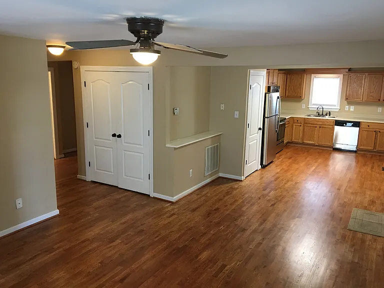 314 S Swain St — Photo 4