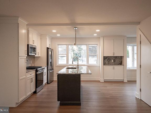 3rd image of 321 Iris Rd