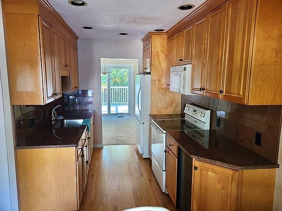 4th image of 94 Old Quarry Dr