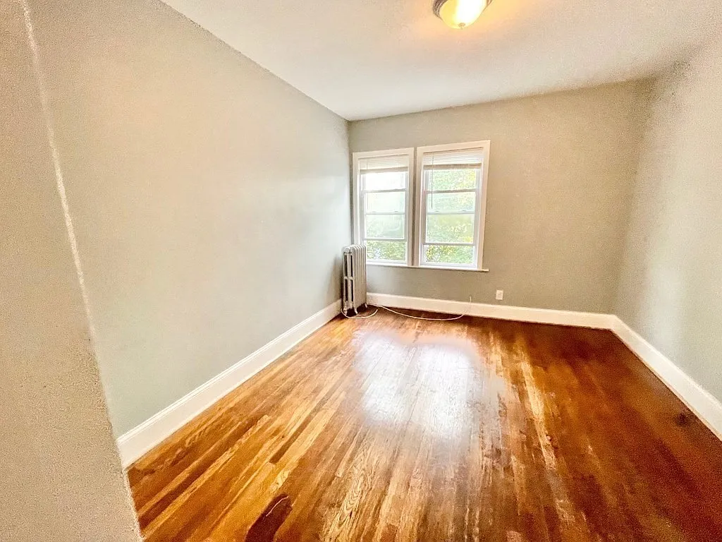 3 bed, 1.0 bath, 1100 sqft, $2,900 — Photo 4