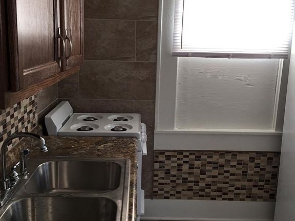 3rd image of 1044 Dalzell St APT 3