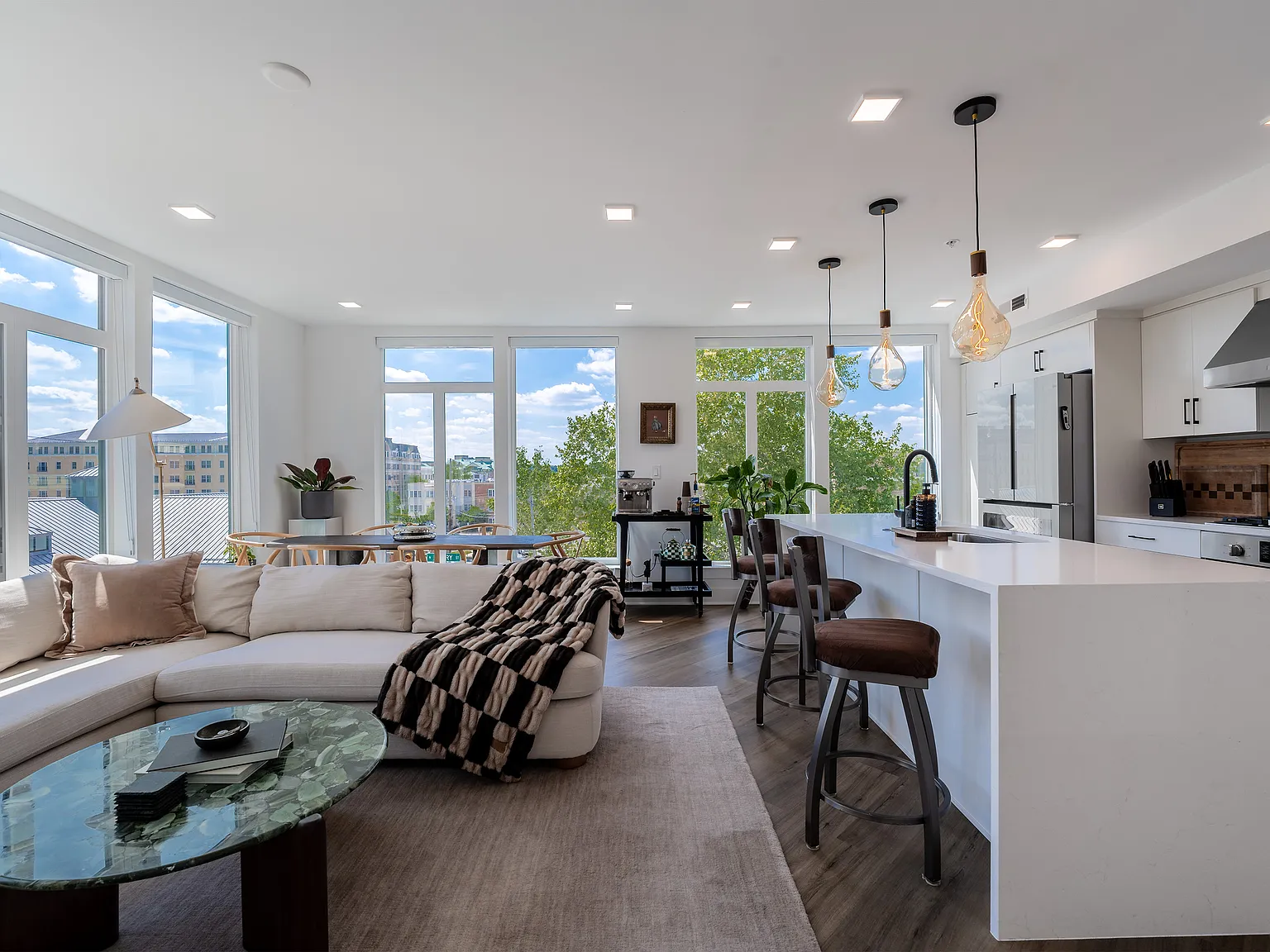 2 bed, 965 sqft, $5,790 — Photo 4