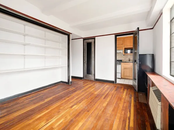 320 East 42nd Street image 6 of 11