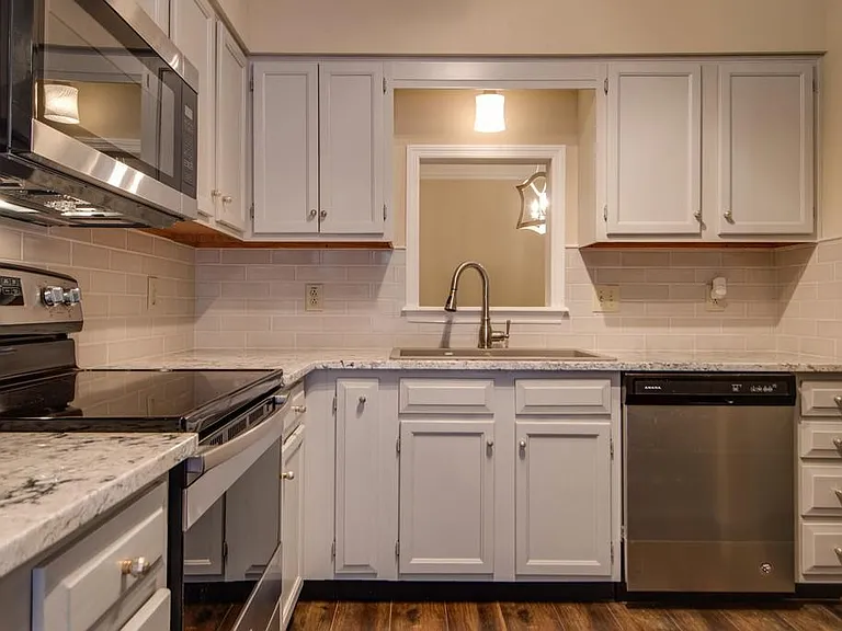 1215 Carriage Park Dr — Photo 5