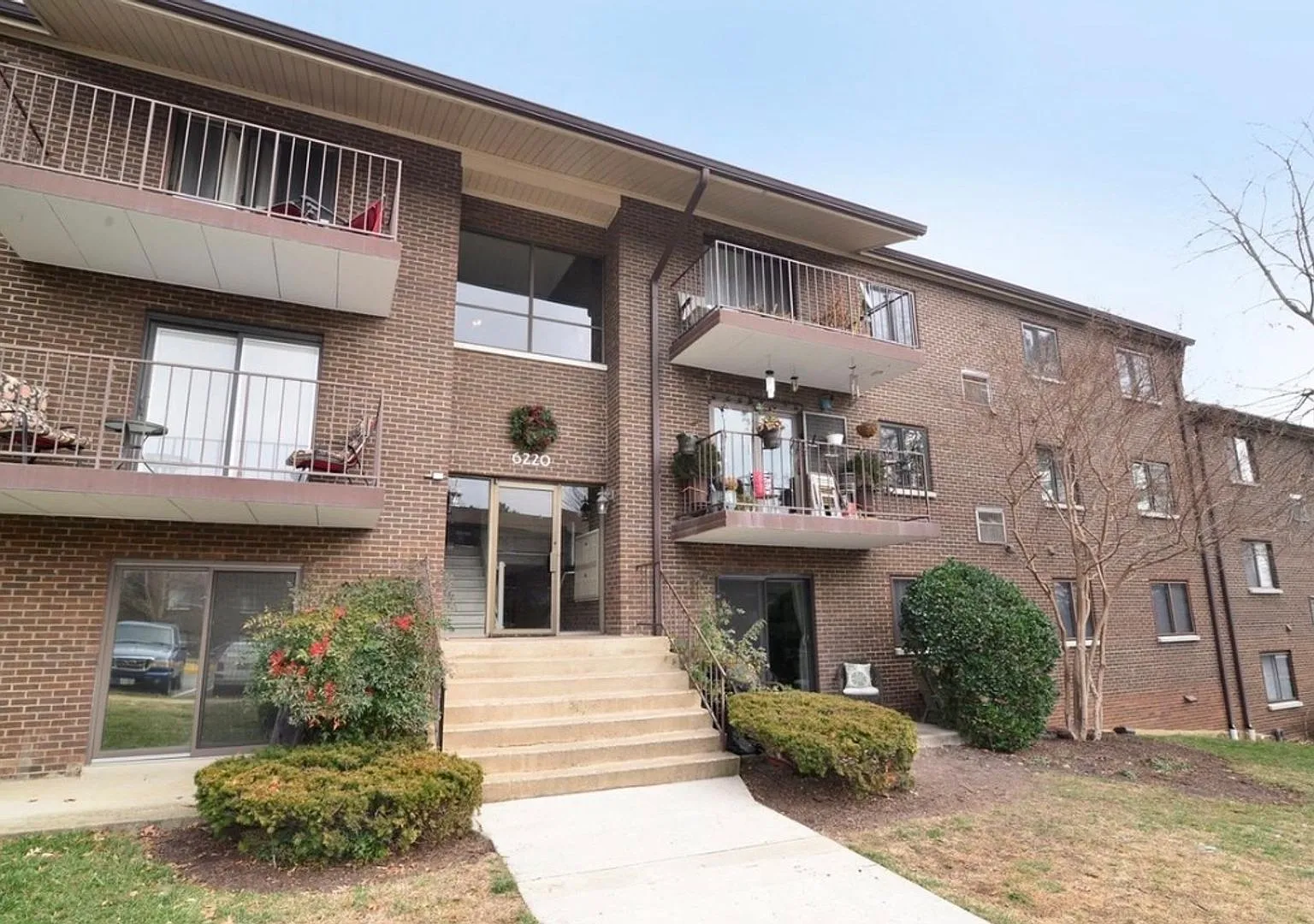 Spacious 1 Br Unit Near Dining and Shopping — Photo 1