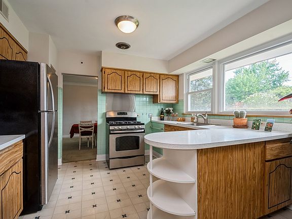 5th image of 8015 Kilbourn Ave