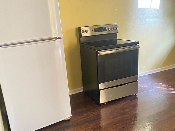 2nd image of 114 N Fowlkes St #101