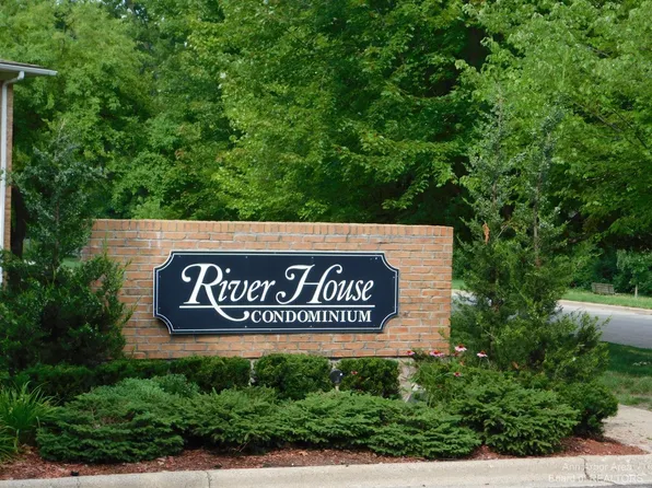 1253 Island Dr, Ann Arbor, MI 48105